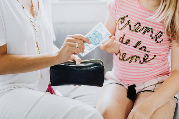 The Best Ways to Teach Your Kids About Money and Saving